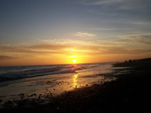 atardecer en la playa de balneario argentino