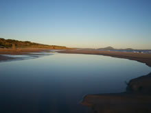 charco en la playa de balneario argentino